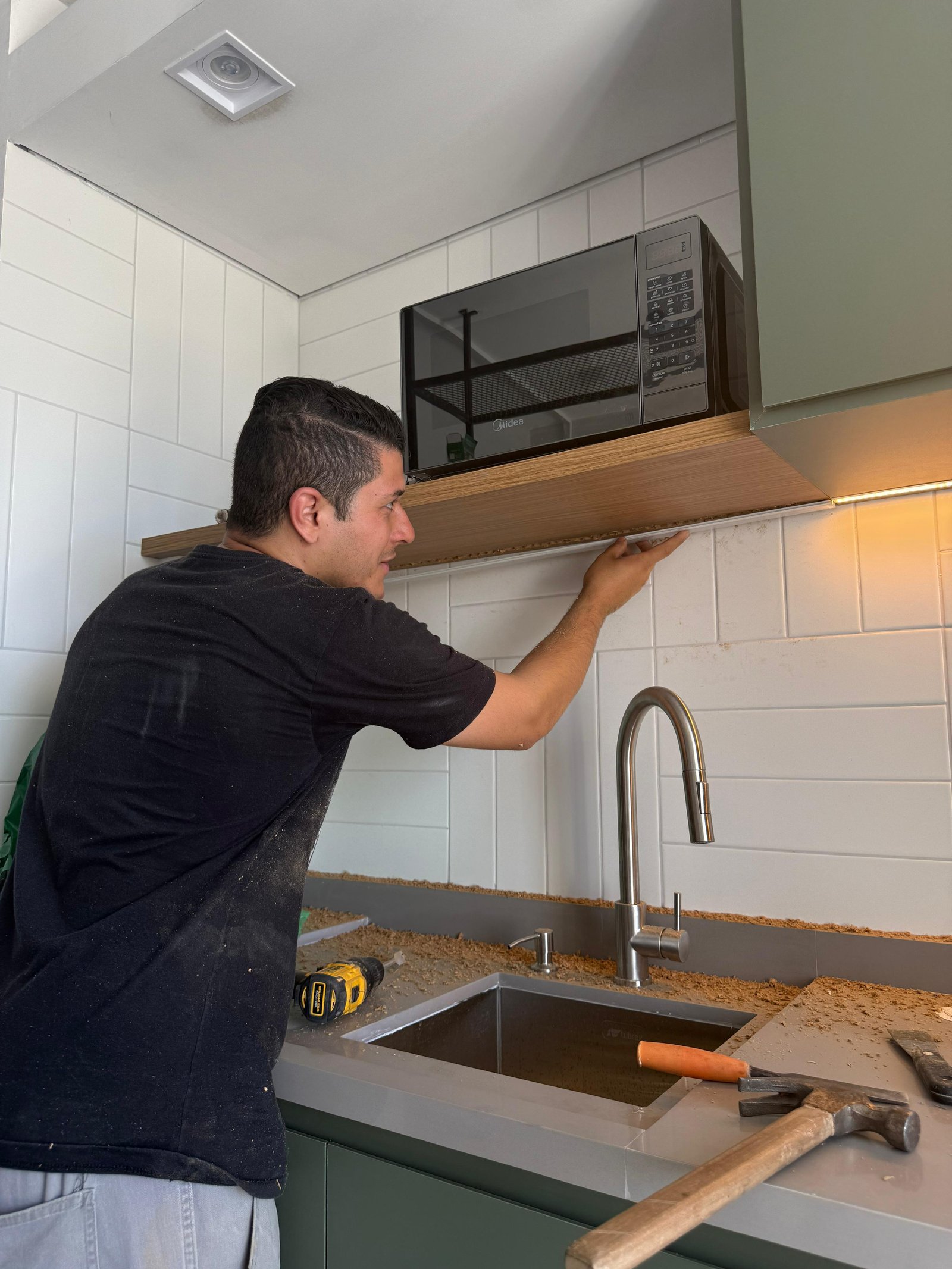 Cozinha planejada moderna sob medida com acabamento premium e iluminação embutida